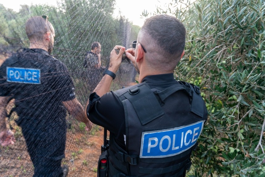  Local Police removing illegally trapped songbirds © CABS